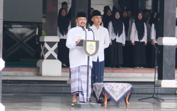 Hari Santri 2025 di Pemalang, Bupati Bacakan Pesan Menag Agar Santri Melek Teknologi dan Akhlak Mulia