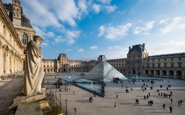 Thumbnail Berita - Museum Louvre Kembali Dibuka Usai Perampokan Perhiasan Senilai €88 Juta