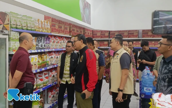 Thumbnail Berita - Sidak Pasar Among Tani Kota Batu, Bapanas Temukan Pedagang Jual Beras Melebihi HET