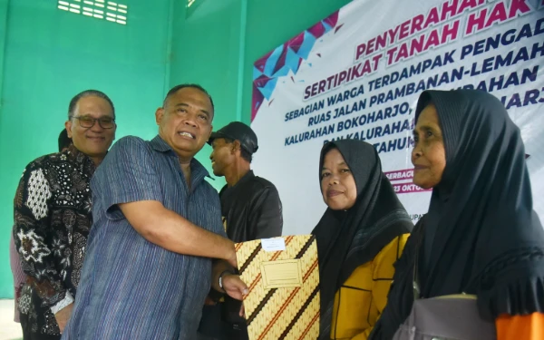 Thumbnail Berita - Bupati Sleman Serahkan 113 Sertifikat Tanah Hak Milik Warga, Jalan Prambanan-Lemahbang Segera Terwujud