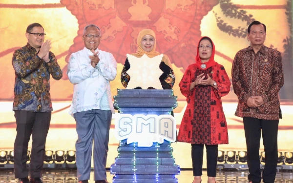 Thumbnail Berita - Khofifah: Prestasi Siswa SMA Jatim Jadi Kekuatan Provinsi Menuju Indonesia Emas 2045