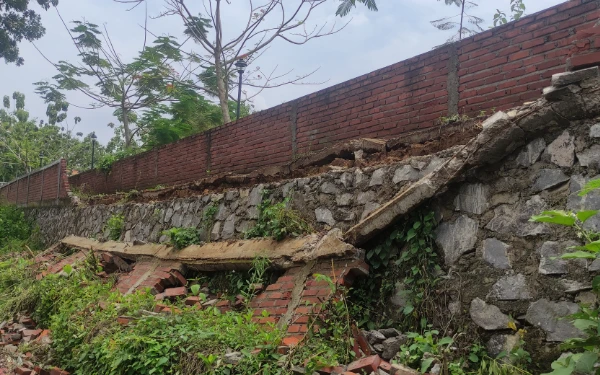 Diresmikan Bupati Tuban Awal 2024, Pagar RTH Jatirogo Jebol Diterjang Hujan