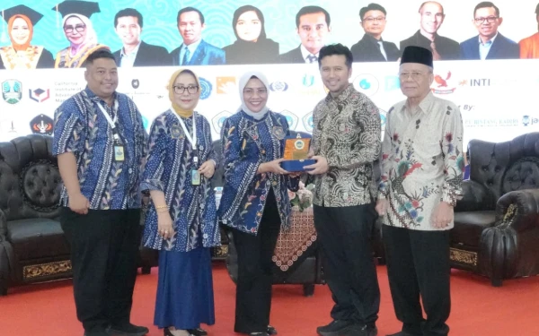 Thumbnail Berita - Wagub Emil Paparkan Keunggulan dan Kemajuan Ekonomi Jatim di Seminar ICEBEMA 2025