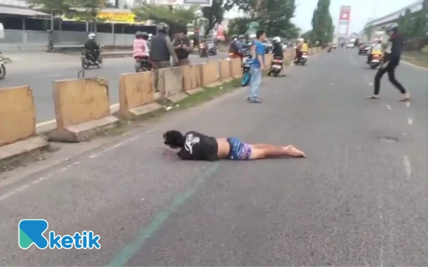 Thumbnail Berita - Diduga Dikejar, Pejalan Kaki di Palembang Tabrak Motor hingga Terjatuh