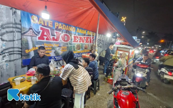 Thumbnail Berita - Cuma Rp20 Ribuan! Sate Padang Ajo Enek Palmerah Bikin Nagih dengan Kuah Merah Khas Minang