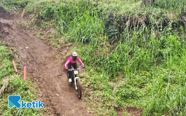 Thumbnail Berita - Trek Klemuk Bike Park Batu Bikin Deg-degan, Rider Rookie Catat Waktu Tercepat di Final 76 Indonesian Downhill 2025