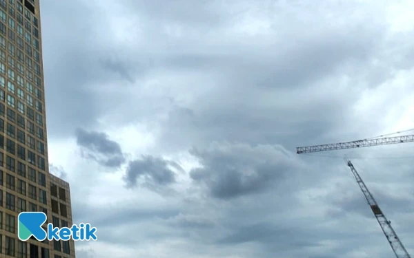 Thumbnail Berita - Cuaca Kota Surabaya 26 Oktober 2025 Diprakirakan Berawan, Kota Mojokerto Hujan Ringan