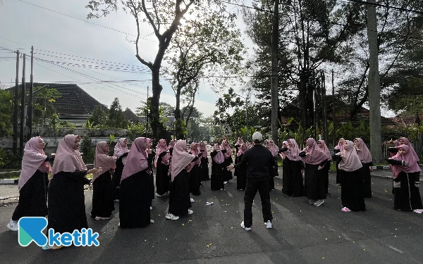 Thumbnail Berita - CFD Ijen Jadi 'Panggung' Mini Concert Thursina Voice, Latihan Mental Menuju KICC 2025