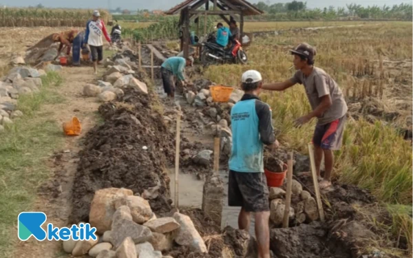 Thumbnail Berita - Pelaksana Proyek Irigasi Sindangjaya Brebes Beri Klarifikasi, Batu Cadas Tak Digunakan untuk Konstruksi