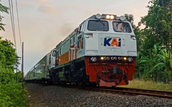 Thumbnail Berita - KA Pandalungan Terlambat Berangkat Lima Jam Akibat Anjloknya di Bekasi