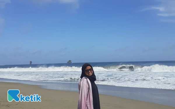 Thumbnail Berita - Tebing Mirip Buaya dan Spot Foto Keren, Ini Dia Pesona Pantai Bajulmati Malang