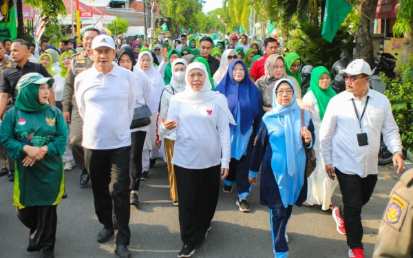 Ikuti Jalan Sehat Hari Santri, Gubernur Khofifah Berbaur Bersama Ribuan Masyarakat Lamongan