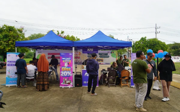 Thumbnail Berita - Semarakkan CFD Bundaran Serayu, KAI Daop 7 Beri Diskon Tiket 20% dan Layanan Kesehatan Gratis