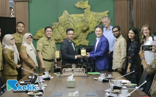 Thumbnail Berita - Targetkan Nol Persen Kemiskinan Ekstrem di 2026, Pemkab Bandung Sambut Baik Pendampingan BRAC International