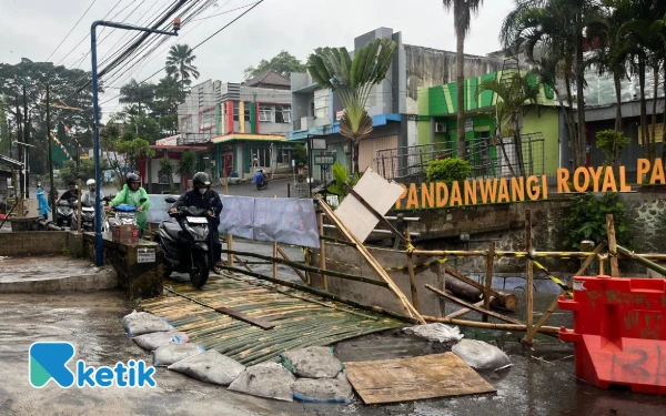 Jembatan Sonokembang Kota Malang Tak Kunjung Dibenahi, Warga Pandanwangi Inisiatif Bikin Akses Dari Bambu
