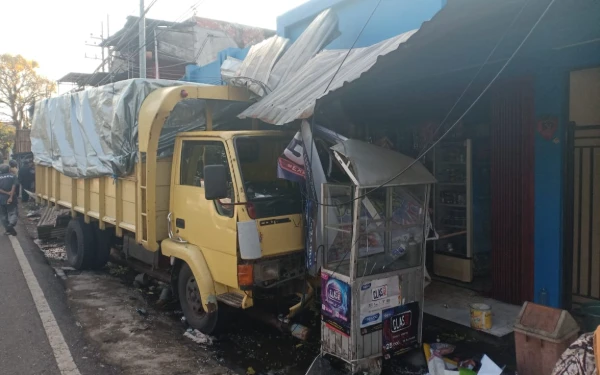 Thumbnail Berita - Truk Hantam 4 Rumah di Kota Batu Diduga Sopir Ngantuk, Kerugian Puluhan Juta
