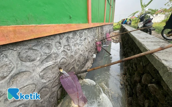 Siang Malam Warga Sekitar Ponpes Nurul Islam Mojokerto Berburu Nasi Bekas Cucian di Saluran Limbah