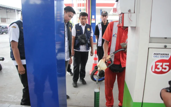 Thumbnail Berita - Diduga BBM Jenis Pertalite Pertamina Bermasalah, Polisi Sidak SPBU Tuban