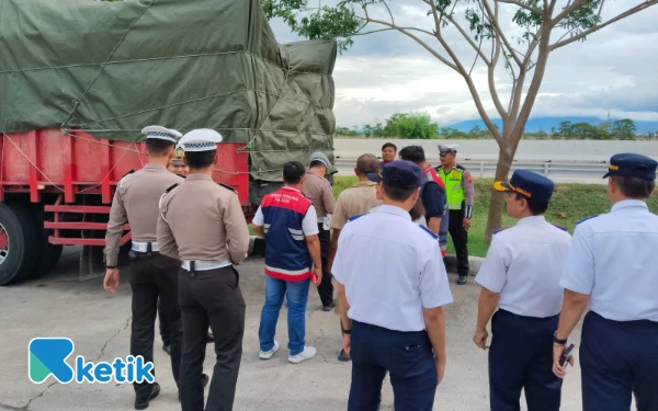 Thumbnail Berita - “Polantas Menyapa”, Cara Satlantas Brebes Rangkul Sopir Truk Demi Nol Kecelakaan di Pantura