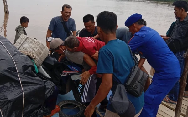 Thumbnail Berita - Aksi Heroik Polisi Perairan Muba: Selamatkan Warga Sakit di Tengah Sungai Lalan!