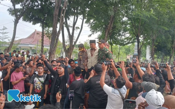 Wabup Sampang Temui Massa Aksi FAM dan Aliansi Masyarakat Desa Bersatu