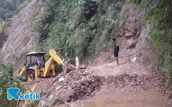 Thumbnail Berita - Gercep Tangani Longsor di Ciparay-Warung Banten, Dewan Muda Apresiasi PUPR Lebak