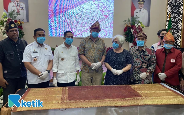 Warga Australia Serahkan Songket Bersejarah Palembang, Pernah Jadi Taplak Meja