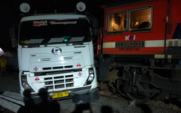 Thumbnail Berita - KA Babaranjang Hantam Truk Fuso di Perlintasan Tanpa Palang Pintu Prabumulih