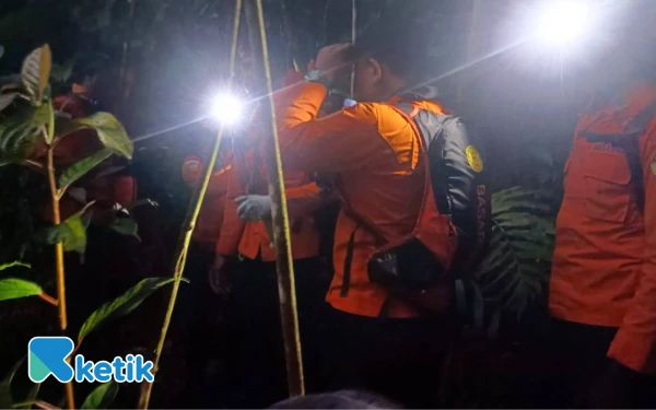 Thumbnail Berita - Tim SAR Denpasar Evakuasi Empat Pendaki di Gunung Batukaru