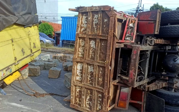 Thumbnail Berita - Lengah Sedetik Truk Canter Hantam Dump Truk di Pantura Tegal, Satu Pengemudi Luka Ringan