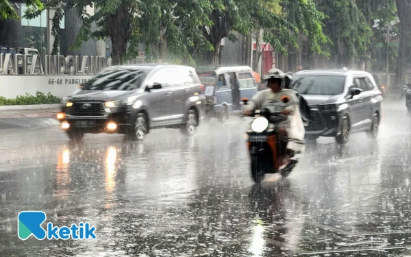 Thumbnail Berita - Surabaya dan Sumenep Diguyur Hujan Ringan 1 November 2025, Cek Info Cuaca Jawa Timur