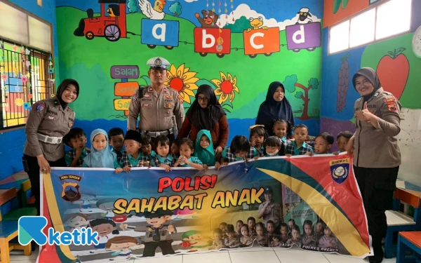 Thumbnail Berita - Bikin Gemes! Polantas Brebes Ajak Anak TK Kenalan Rambu Lalu Lintas Sambil Main Game Seru