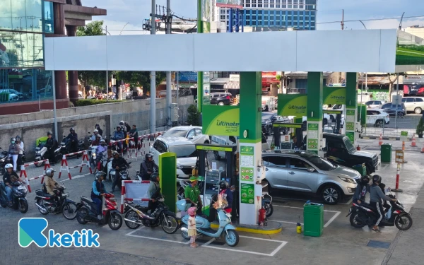 Isu Pertalite Bikin Brebet, Masyarakat Surabaya Rela Antre 10 Menit Isi Bensin di SPBU Swasta