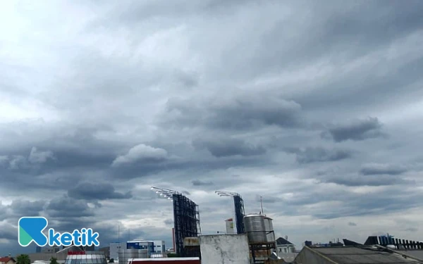 Thumbnail Berita - Kota Surabaya dan Tuban Diguyur Hujan Ringan 2 November 2025, Cek Info Cuaca Jawa Timur