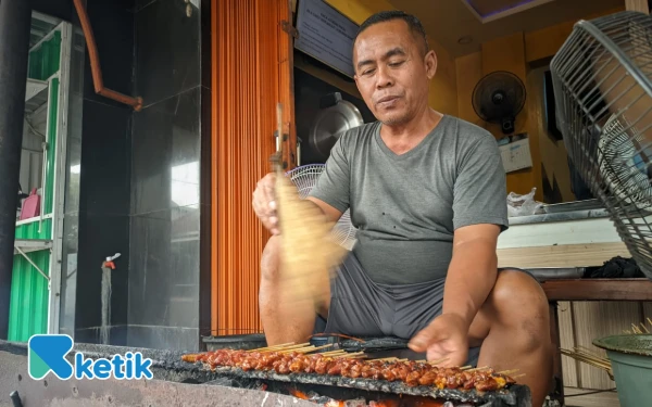 Thumbnail Berita - Harga Kambing Turun, Tapi Seporsi Sate di Pacitan Tetap Stabil: Pedagang Ungkap Alasannya