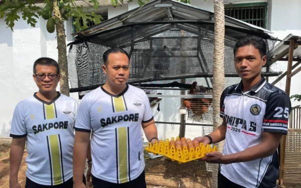 Thumbnail Berita - Rutan Pekalongan Petik Hasil Pembinaan Produktif Melalui Panen Telur