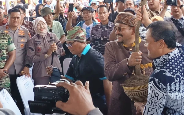 Thumbnail Berita - Ribuan Warga Meriahkan Festival Mangga 2025 di Pemalang, Gubernur Ahmad Luthfi Puji Potensi Desa Penggarit