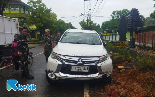 Thumbnail Berita - Tiga Penumpang Mobil Pajero Terguling di Depan Makodim Pacitan Selamat