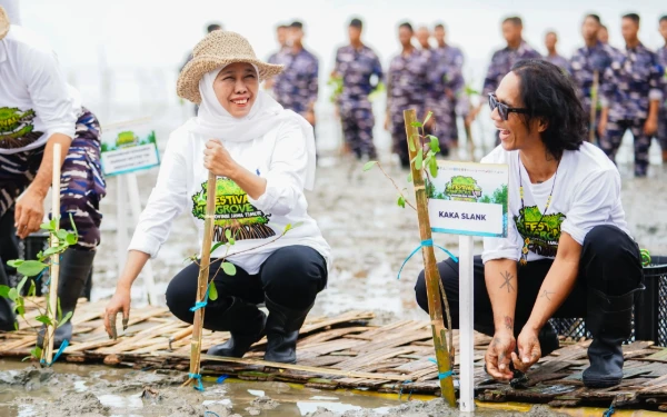 Thumbnail Berita - Khofifah Ajak 'Nandur' Bareng Kaka Slank! Selamatkan Pesisir Jatim, Target Net Zero Emission 2060