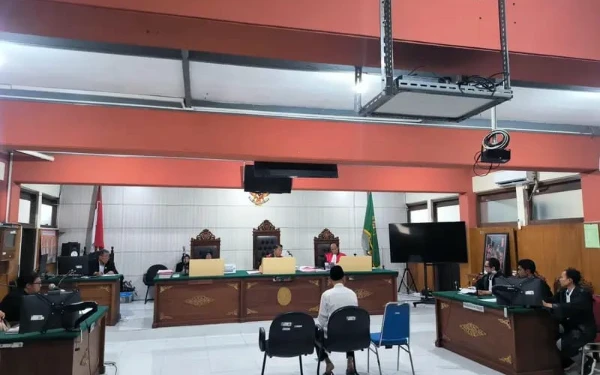Thumbnail Berita - Terdakwa Kasus Pencabulan di Pondok Pesantren Kota Batu Jalani Sidang Perdana