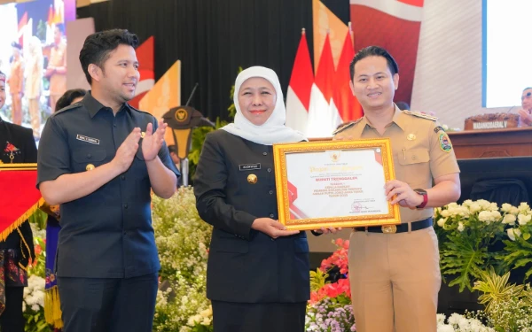 Thumbnail Berita - Ekonomi Jatim Melesat! Ini Rahasia Khofifah Kawal MBG dan KDKMP Sukseskan PSN