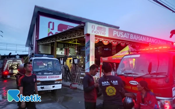 Thumbnail Berita - Toko Bangunan di Brebes Ludes Terbakar, Dua Orang Meninggal Dunia ‎