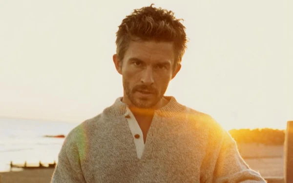 Thumbnail Berita - Jonathan Bailey Raih Gelar Pria Terseksi Dunia 2025 versi People