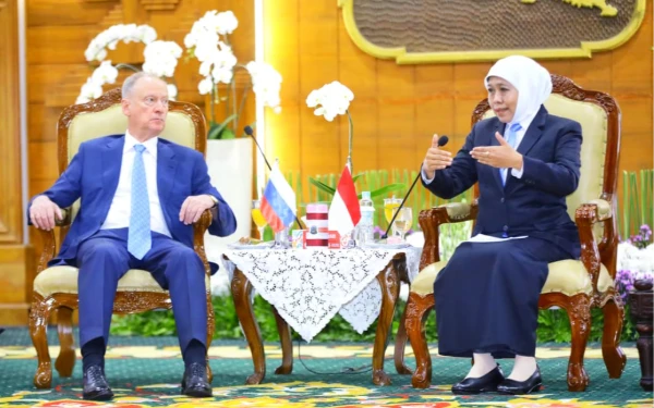 Khofifah dan Penasihat Presiden Rusia Bahas Penguatan Kerja Sama Maritim dan Pendidikan di Jatim