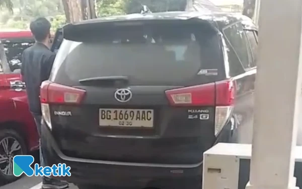Thumbnail Berita - Terdakwa Kasus Korupsi APAR Empat Lawang Dibawa dengan Mobil Plat Pribadi, Jaksa Beri Penjelasan