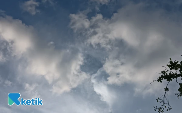 Thumbnail Berita - Cuaca Kota Surabaya 7 November 2025 Diprakirakan Hujan Ringan, Begitu Juga Kota Kediri