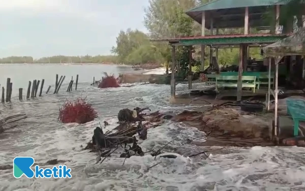 Thumbnail Berita - WDB Cafe Terseret Gelombang Pasang Pulo Sarok, Abrasi Aceh Singkil Kian Parah!