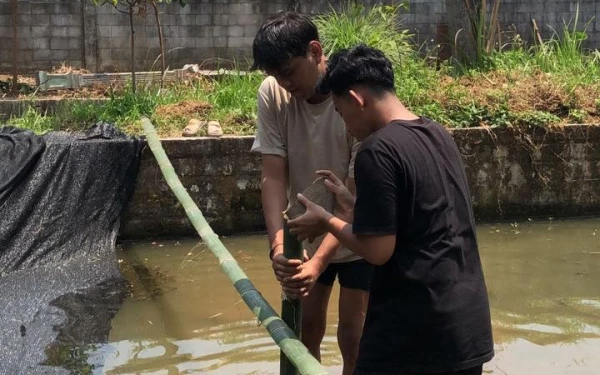 Thumbnail Berita - KKN-T UNESA! Mahasiswa Sulap Kolam Terbengkalai, Upaya Bantu Hidupkan Perekonomian Warga Desa Wiyu