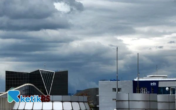 Thumbnail Berita - Surabaya dan Magetan Diprediksi Hujan Ringan Hari Ini! Cek Daerahmu Sekarang