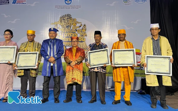 Wabup Helmi Umar Muchsin Terima Anugerah dari Balai Bahasa, Halsel Panen Apresiasi Literasi Budaya